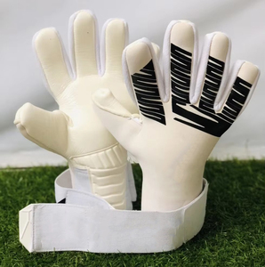 ถุงมือผู้รักษาประตูฟุตบอลแบบกำหนดเองเพื่อความสบาย ป้องกันมืออย่างมืออาชีพ พร้อมการป้องกันนิ้วมือ - Product Image 2
