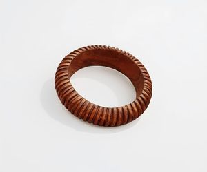 Elegante Juego de Brazaletes de Madera Vintage Hechos a Mano para Mujeres y Niñas |   Pulseras Apilables en Forma de Corazón Color Marrón Dorado - Product Image 2