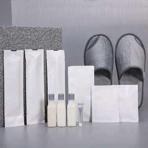 Kit d'accueil de haute qualité pour hôtels, resorts et lodges, comprenant du savon, du shampoing, une brosse à dents, un peigne et des pantoufles - Product Image 3