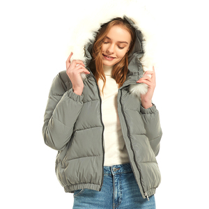 Veste matelassée grise à capuche pour femme avec bordure en fausse fourrure, coupe-vent, manteau d'hiver décontracté, fermeture éclair courte sur le devant, rembourrage épais en polyester - Product Image 6