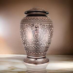 Urne funéraire artisanale en laiton avec gravure florale élégante pour cendres humaines – Décoration commémorative intemporelle pour la maison ou la cérémonie funéraire - Product Image 3