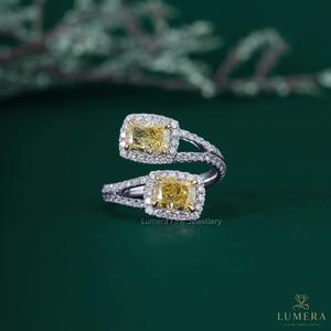 Bague ouverte double halo en or blanc 18 carats avec diamant jaune taille coussin et bande pavée, diamant jaune fantaisie cultivé en laboratoire pour femme - Product Image 1