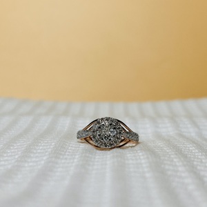 Bague de fiançailles et d'anniversaire pour femme en or rose 14 carats, sertie de diamants naturels taille brillant et diamants latéraux couleur H blanc, cadeau de luxe - Product Image 1