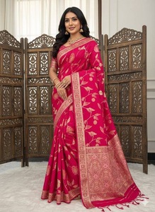 Sari de Seda Banarasi de Lujo con Diseño Floral Tejido con Hilo Dorado, Sari Tradicional Indio para Bodas con Pallu y Blusa Elegantes - Product Image 3