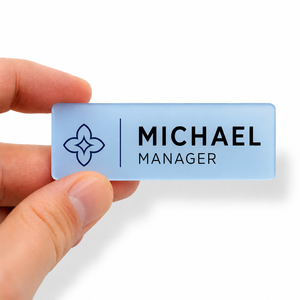 Placa de Identificación Acrílica Premium para Empleados, Personalizable para Oficina y Hotel, con Logotipo Impreso y Cierre Magnético - Product Image 3