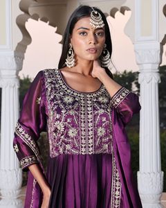 Élégante Robe Anarkali Exclusif pour Femme, Violette, pour Mariages et Occasions Festives, Manches 3/4, en Crêpe de Soie Rangoli - Product Image 5