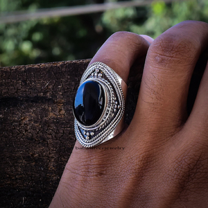 Bague Classique pour Femme en Argent avec Onyx Noir, Large Bande et Sertissage Clos, Idéale pour Mariages et Anniversaires - Product Image 4