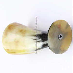 Gobelet en corne de luxe fait de verres à liqueur en corne de buffle et de boeuf naturels avec base en bois authentiques chopes à bière en corne de Viking médiévale - Product Image 1