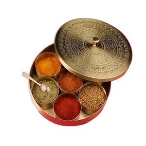 Masala Dabba Tradicional de Latón, Contenedor de Especias con Tapa Grabada y Cuchara para Cocina India, Organizador de Especias para la Cocina del Hogar - Product Image 1