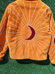 เสื้อแจ็คเก็ตกำมะหยี่สีส้มสำหรับผู้หญิง พร้อมลายปักพระอาทิตย์และพระจันทร์เสี้ยว ดีเทลลายเส้นประกาย และแขนเสื้อยาวเต็มตัว สไตล์บูติก - Product Image 2