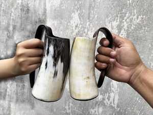 Mug à bière en corne de buffle, couleurs naturelles personnalisées, fait main avec base en bois, personnalisation du logo par UO INDIA - Product Image 1
