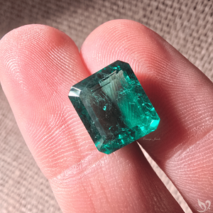 Pierre précieuse verte de laboratoire taille émeraude 5,78 carats, pierre lâche pour sertissage de bijoux sur mesure - Product Image 4