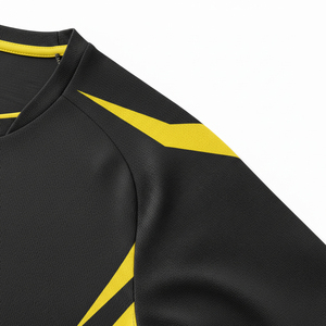 Ensemble d'uniformes de football personnalisés haute performance sublimés, kit complet anti-humidité, tenue d'équipe, maillot et short de football personnalisés - Product Image 5