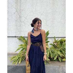 Magnifique robe simple bleu marine coupe trapèze à col en V, confortable, taille naturelle en satin, taille XS - Product Image 1