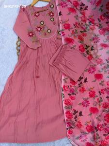 Kurti-Pantalón-Anarkali de Alta Calidad en Mal Chanderi con Bordado Multihilo y Trabajo Manual en el Yoke y las Mangas, Estampado, con Dupatta, Moda Femenina - Product Image 4