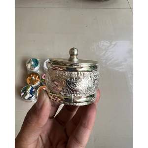 Élégante boîte à sindoor artisanale en laiton et cuivre, fabriquée en Inde - Product Image 6