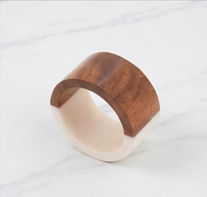 Ronds de serviette modernes en bois et résine, écologiques, parfaits pour les mariages, la décoration de table et les fêtes. - Product Image 3