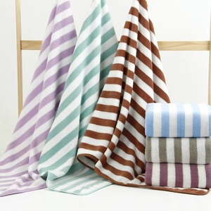 Serviette de toilette en coton personnalisable avec logo, durable, douce et absorbante, pour salle de bain, OEM, marque privée, commandes en gros, en polaire corail rayée - Product Image 4