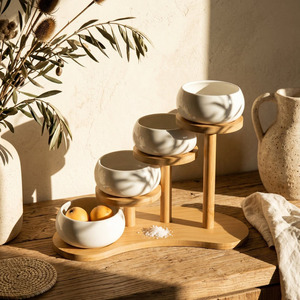 Elegante soporte de madera escalonado con cuatro cuencos de metal blancos para servir en la cocina moderna y organizar la mesa con estilo. - Product Image 3