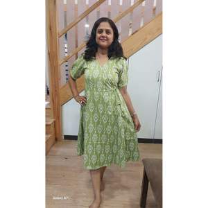 Robe une pièce enveloppante verte Mehendi légère - Product Image 1