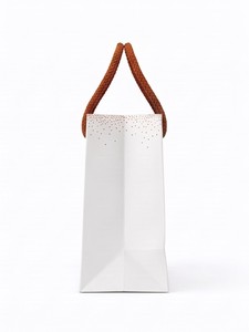 Sac en papier blanc écologique classique avec poignées en corde de coton, impression UV sélective, sac plat standard recyclable pour les achats professionnels - Product Image 4