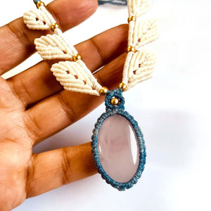 Collar de Macramé Hecho a Mano con Cuarzo Rosa, Hoja Blanca, Colgante de Piedra Preciosa Estilo Boho, Cordón Ajustable, Joyería de Cristal Curativo, Regalo Unisex - Product Image 3