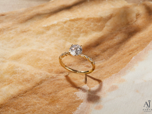 Anillo de Compromiso y Boda AARVA JEWELS con Moissanita, Corte Brillante, Engaste de Puntas, Plata 925 con Baño de Rodio, Banda Clásica - Product Image 4