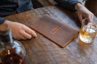 Porte-menu pliable en cuir véritable de luxe, résistant aux odeurs, robuste, décontracté, pour restaurant, café, hôtel, durable, rechargeable