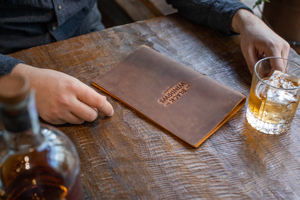 Porte-menu pliable en cuir véritable de luxe, pour restaurant, café, hôtel, design durable et rechargeable, LMC-0053 - Product Image 2