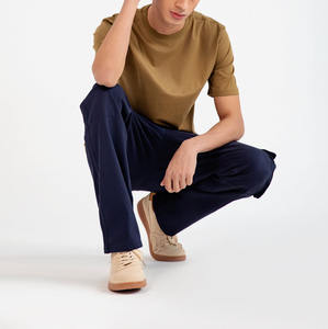 เสื้อยืดผู้ชายเนื้อผ้าบางเบา ระบายอากาศดี สีพื้น ผลิตตามแบบ OEM ผ้าฝ้ายสีน้ำตาลล้วน คอกลม ขายส่ง เสื้อยืดแขนสั้นสีน้ำตาลล้วน - Product Image 4