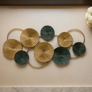 Décoration murale Premium en métal doré style soleil éclatant, accents d'oiseaux en vol, finition texturée géométrique moderne, faite à la main, personnalisable - Product Image 6