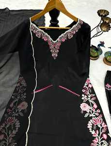 Conjunto de diseñador con bordado francés en crepé, top con falda y dupatta de georgette sintética, completamente cosido y listo para usar. - Product Image 5
