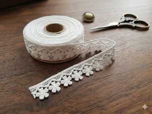Oferta Especial: Encaje Floral Blanco Premium de Poliéster con Borde Festoneado - Borda de Ganchillo con Textura 3D para Saree, Dupatta, Vestido de Novia - Product Image 3