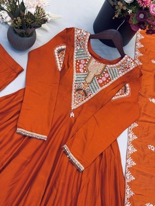 ชุดเดรสแบบดั้งเดิม Anarkali พร้อมปักลายที่คอและผ้าคลุมไหล่สำหรับผู้หญิง มีจำหน่ายจาก Samp Corporation - Product Image 6