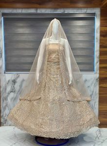 Elegante Lehenga Choli Beige Bordado con Velo, Vestido de Novia Tradicional Indio Hasta el Suelo, Corte Holgado - Product Image 3
