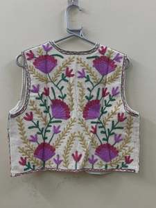 Chaleco de terciopelo acolchado con bordado Suzani, estilo bohemio, atuendo navideño, chaleco étnico sin mangas, chaleco abierto por delante, chaleco hippie - Product Image 3