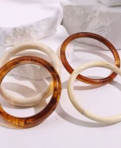 Bracelets en résine colorés faits à la main pour femmes, look tendance, style vintage de créateur haut de gamme, artisanat pour la maison, les fêtes et les occasions - Product Image 1