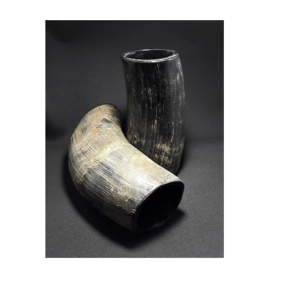 Verre à bière en corne noire fait main avec bordure en laiton et logo, au meilleur prix - Product Image 6