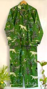 ชุดนอนผ้าซาตินลายสัตว์สีเขียวสำหรับผู้หญิง เสื้อแขนยาวคอปกและกางเกงขายาว ชุดนอนผ้าซาตินพิมพ์ลาย ชุดนอนผู้หญิง - Product Image 3