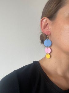 Boucles d'oreilles en résine époxy faites à la main avec des couleurs et des motifs uniques, accessoires de mode élégants pour femmes, filles et cadeaux - Product Image 1