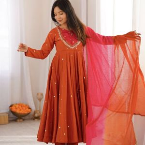 Vestido de seda romana premium con bordado de espejo, pantalón y dupatta con estampado digital de cuadros Kota para fiestas - Product Image 1