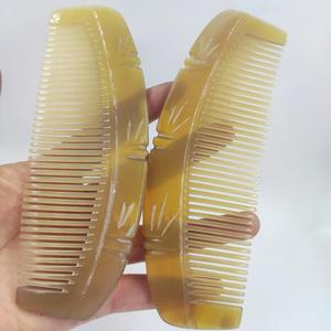 Peigne à cheveux en corne de vache écologique, fait main, forme naturelle, bords lisses, démêlant, pour des cheveux sains, cadeau d'affaires et décoration intérieure - Product Image 3
