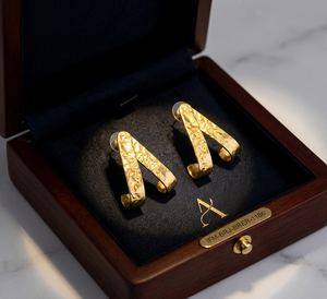 Pendientes de Aro en Forma de V Hechos a Mano en Latón Texturizado con Acabado en Oro y Revestimiento Resistente al Deslustre para una Elegancia Duradera - Product Image 6