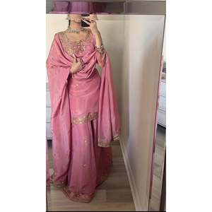 Conjunto de Fiesta de Diseño con Top de Satén, Pantalones Plazzo y Dupatta con Bordado Elaborado, Aspecto Elegante - Product Image 5