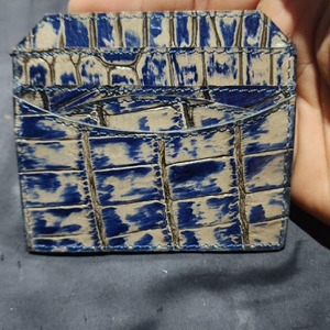 Tarjetero de bolsillo ejecutivo, delgado y minimalista, hecho de cuero con textura azul escamado, que ofrece múltiples ranuras para tarjetas de crédito. - Product Image 1