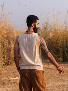 Camiseta sin mangas de algodón Khadi hecha a mano para hombre, chaleco bohemio de verano, camisa sin mangas ecológica y orgánica, tela natural transpirable, top tipo kurta. - Product Image 2