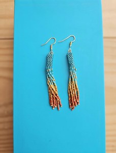 Boucles d'oreilles élégantes de qualité supérieure, extra longues, à pampilles turquoise, bijoux tendance faits à la main, accessoires mignons perlés pour femmes par UO - Product Image 1