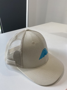 หมวกแก๊ปทรง Trucker ตาข่าย 6 แผง แบบ Snapback สำหรับทุกเพศ พิมพ์โลโก้ตามสั่งจากโรงงานโดยตรง คุณภาพสูง ผลิตจากโพลีเอสเตอร์/คอตตอน ปรับขนาดได้ - Product Image 3