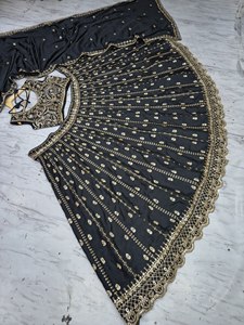 Conjunto de Lehenga Choli de seda crepé negra con trabajo de lentejuelas, bordado con Zari y Dori, traje nupcial para fiesta. - Product Image 4