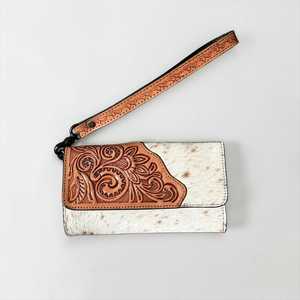Pochette vintage portable en cuir repoussé style western avec motifs floraux et panneau en cuir de vachette, style bohème pour usage quotidien - Product Image 1